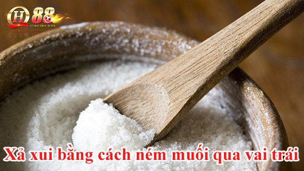 Xả xui bằng cách ném muối qua vai trái