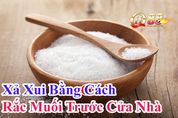 Xả xui bằng cách rắc muối trước cửa nhà